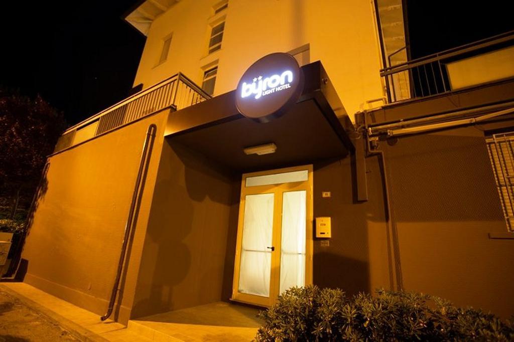 Hotel Byron Solo Per Giovani Riccione Dış mekan fotoğraf