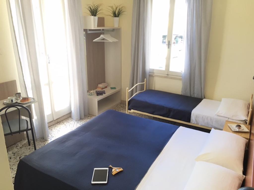 Hotel Byron Solo Per Giovani Riccione Dış mekan fotoğraf