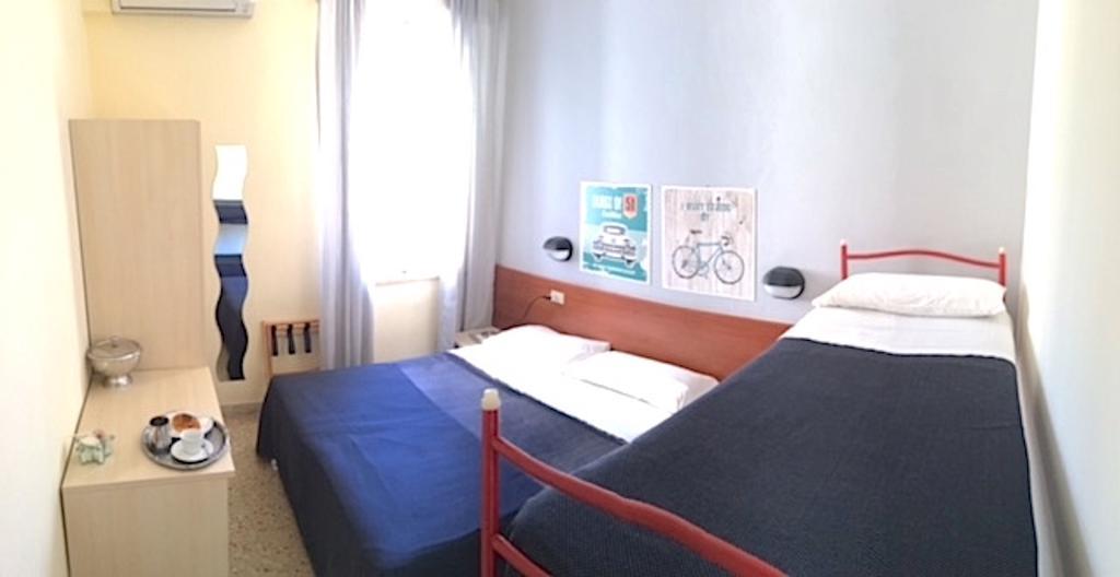 Hotel Byron Solo Per Giovani Riccione Dış mekan fotoğraf