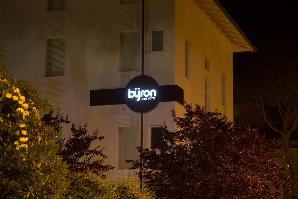 Hotel Byron Solo Per Giovani Riccione Dış mekan fotoğraf