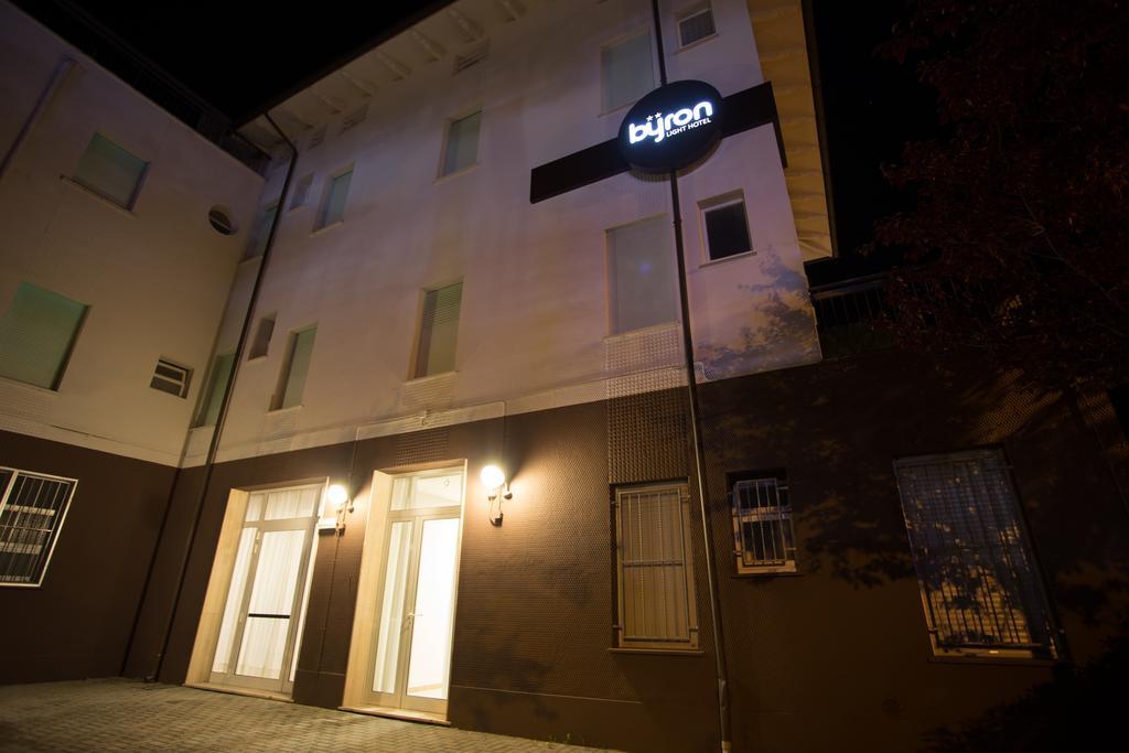 Hotel Byron Solo Per Giovani Riccione Dış mekan fotoğraf