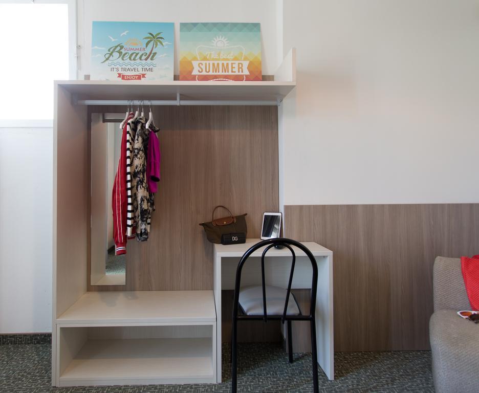 Hotel Byron Solo Per Giovani Riccione Dış mekan fotoğraf