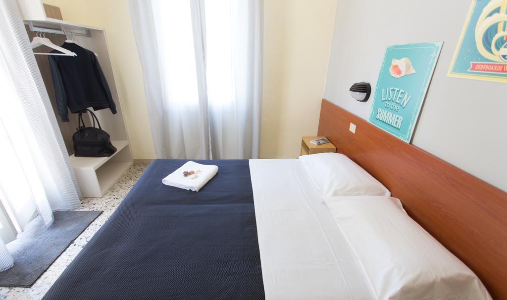 Hotel Byron Solo Per Giovani Riccione Oda fotoğraf