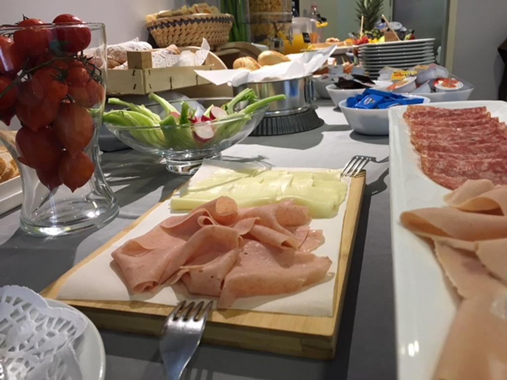 Hotel Byron Solo Per Giovani Riccione Dış mekan fotoğraf