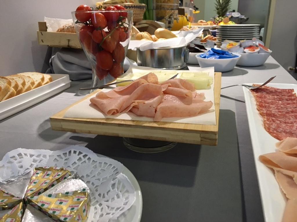 Hotel Byron Solo Per Giovani Riccione Dış mekan fotoğraf