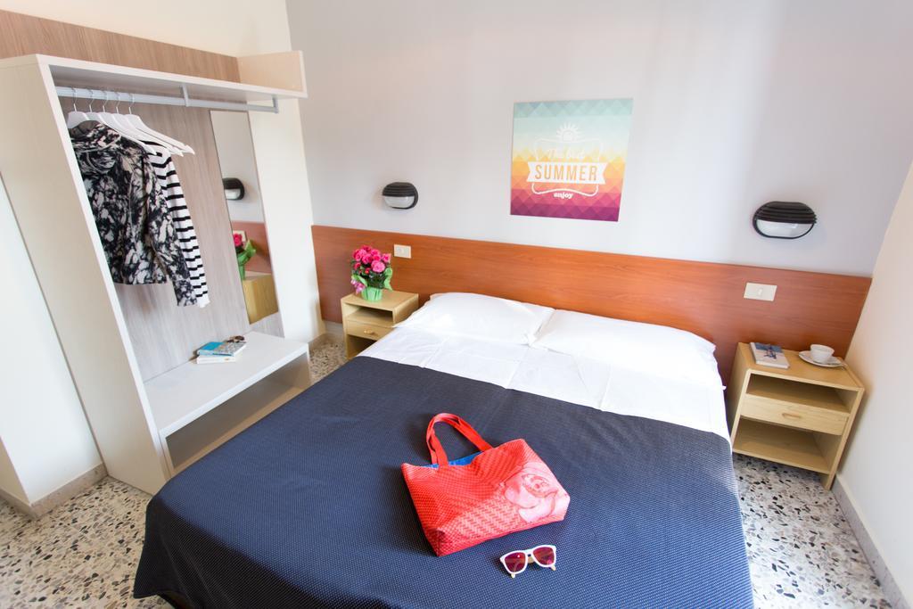 Hotel Byron Solo Per Giovani Riccione Oda fotoğraf