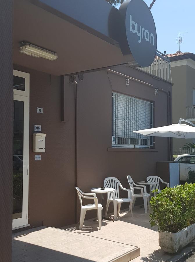 Hotel Byron Solo Per Giovani Riccione Dış mekan fotoğraf