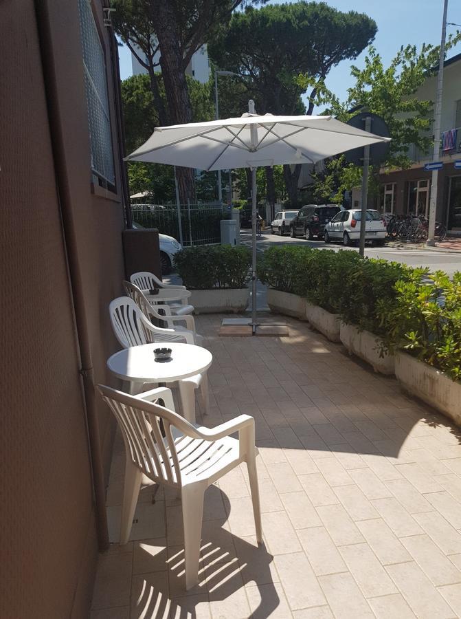 Hotel Byron Solo Per Giovani Riccione Dış mekan fotoğraf