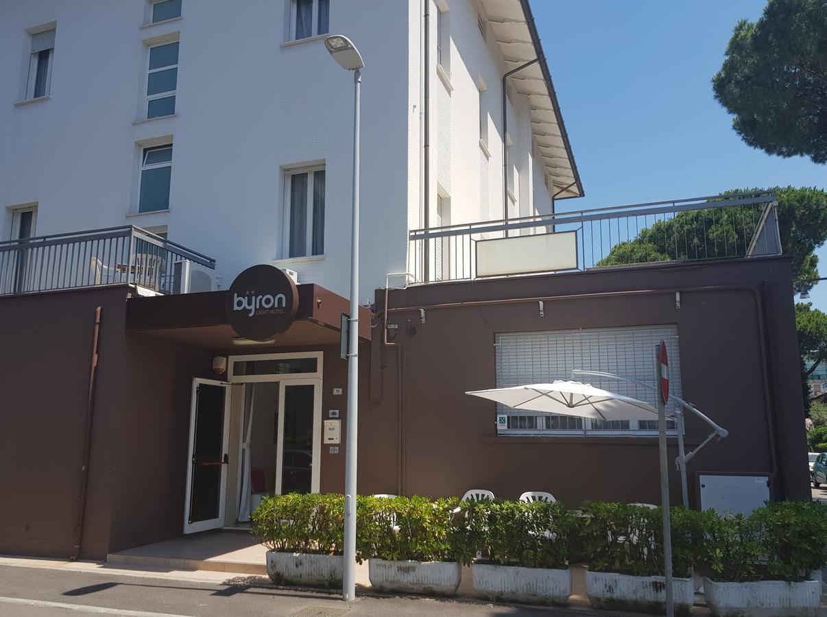Hotel Byron Solo Per Giovani Riccione Dış mekan fotoğraf